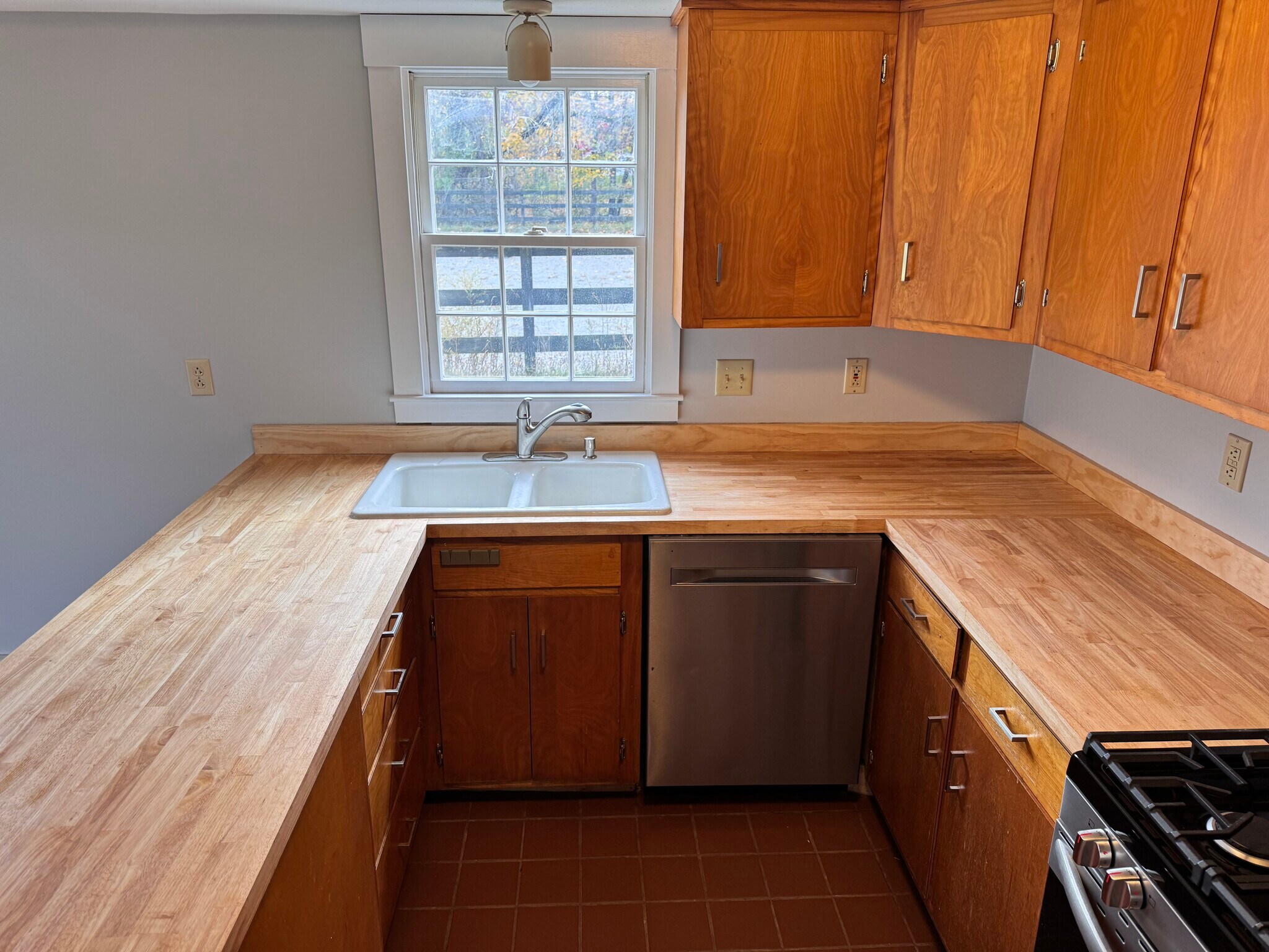 Building Photo - 253 Davis Rd