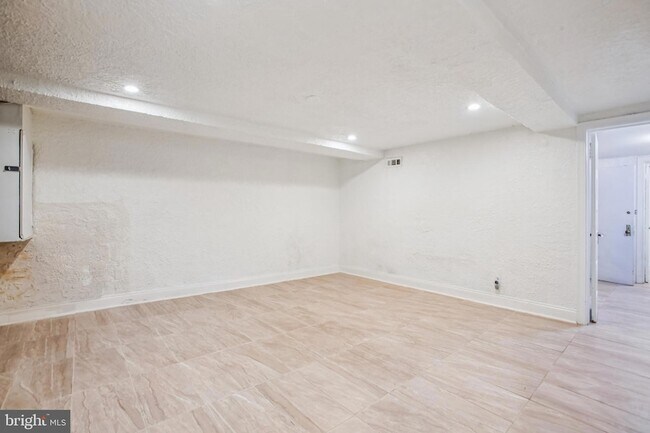 Building Photo - 1618 D St NE