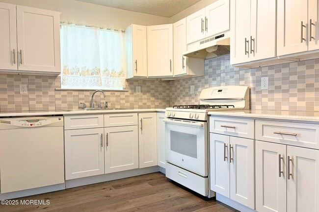 Building Photo - 311 Tulip Ln