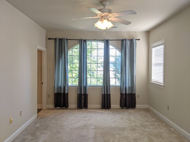 Building Photo - 3 Bedroom End Unit with Garage!