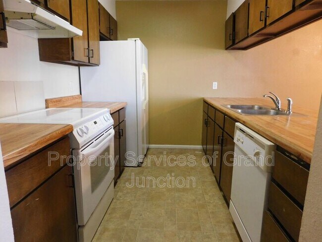 Building Photo - 805 E Cedar Ct