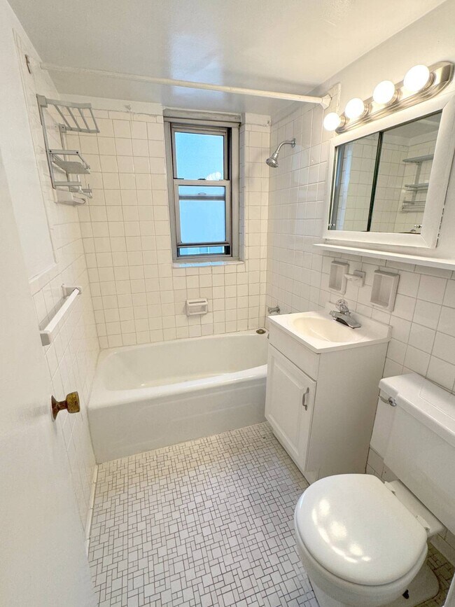 Building Photo - 330 E 49th St