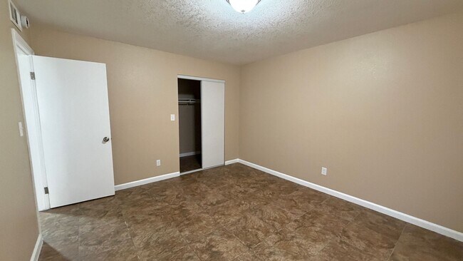 Building Photo - Two Bedroom One Bathroom Apartment in San Bernardino!