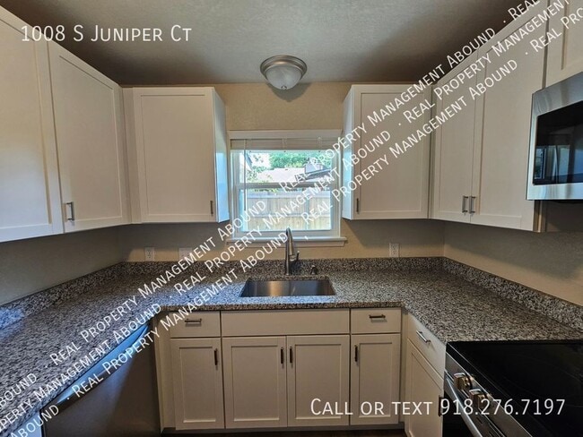 Building Photo - 1008 S Juniper Ct