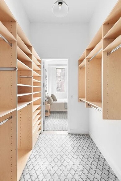 Building Photo - 420 W 25th St