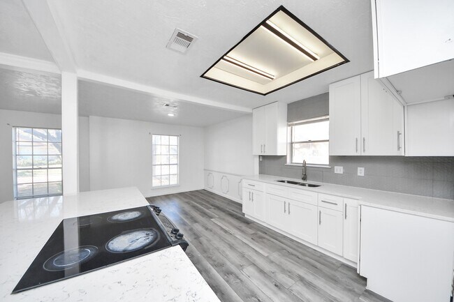 Building Photo - 8011 La Roche Ln