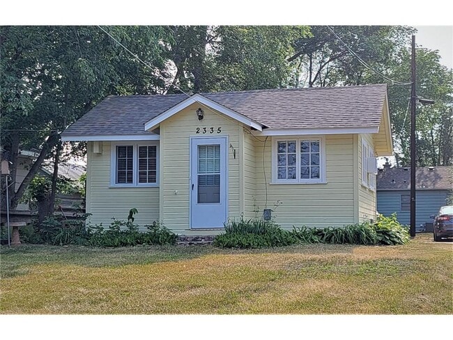 Building Photo - 2335 Hemlock Ln N