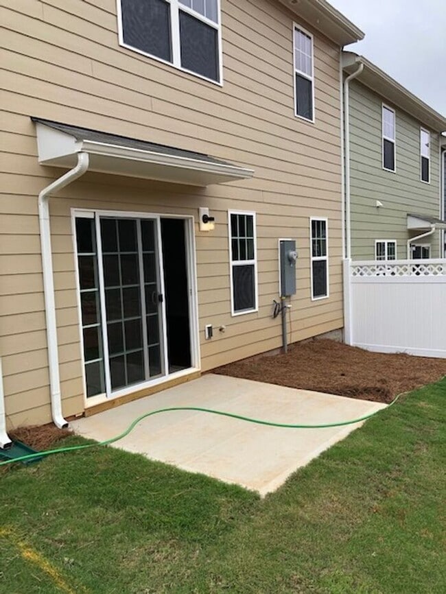 Building Photo - Beautiful 3BR 2.5BA TownHouse w/ In-Unit Laundry • Garage Parking • Stainless Kitchen in Charlotte