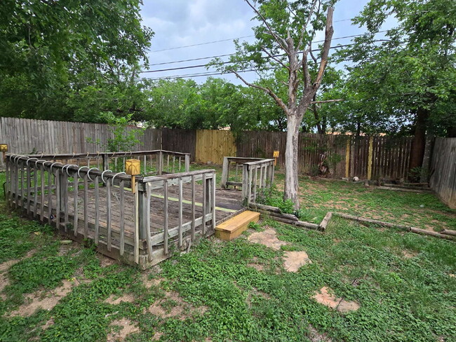 Building Photo - "Charming 3-Bedroom Sanctuary in San Anton...