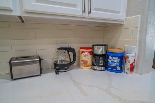 Building Photo - 1275 E University Dr