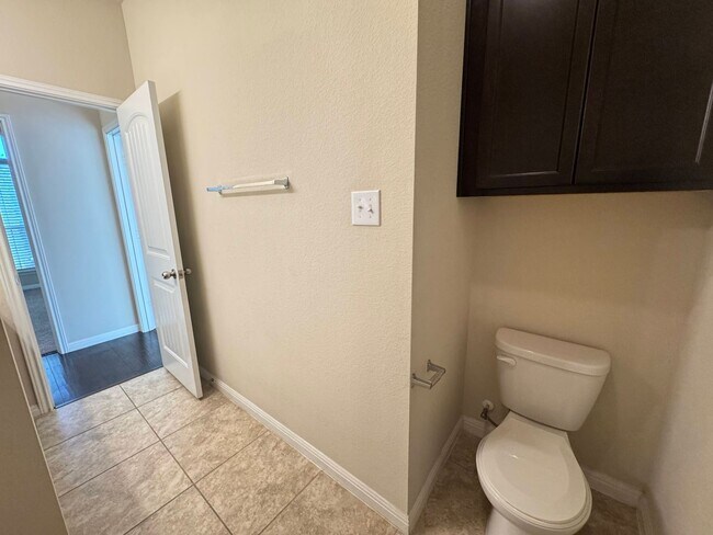 Building Photo - 8900 Viewpark Ln