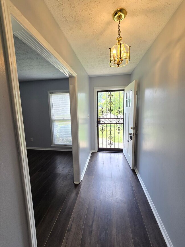 Building Photo - Brick Ranch in the heart of Jeffersontown! Featuring hardwood styled floors, 3 Bedrooms, 1.5 Bath...