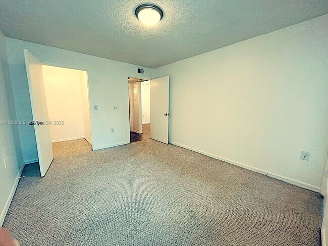 Building Photo - 12980 Vista Isles Dr