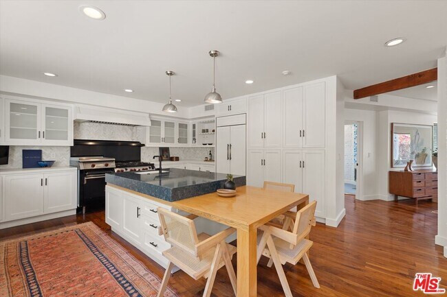 Building Photo - 2700 Glendower Ave