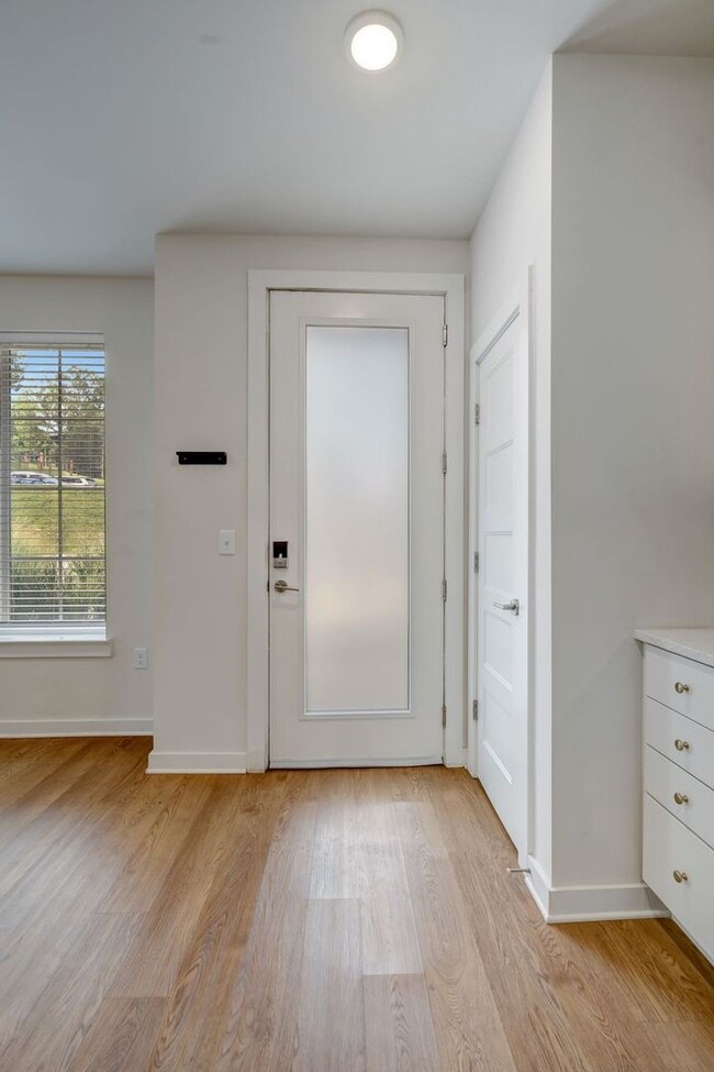 Building Photo - **Move-In Special - $500 off first month's rent**