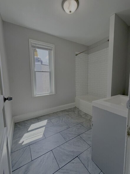 Building Photo - 2555 N Hollywood St