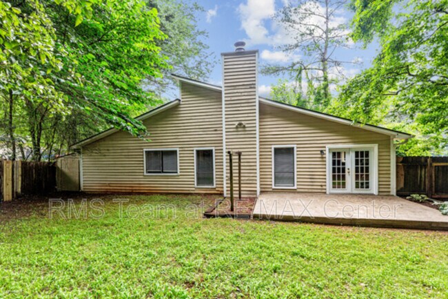 Building Photo - 625 Oxford Hall Dr SW