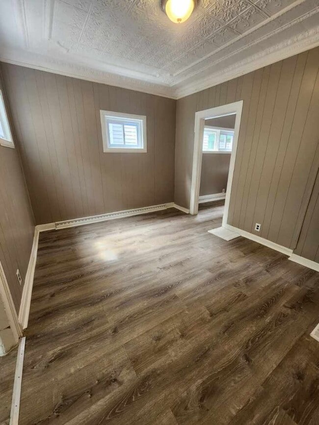 Building Photo - Five Bedroom Single Family Home!