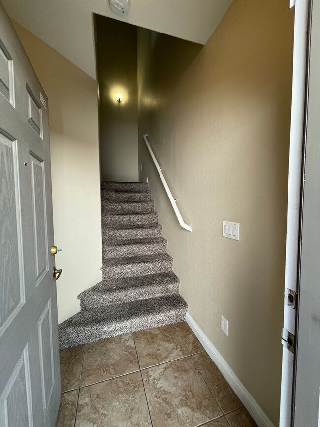 Building Photo - Gorgeous Townhome in Gated Community!