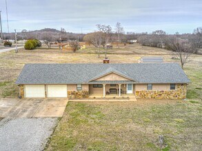 Building Photo - Beautiful 3 bedroom home in the heart of Coweta!