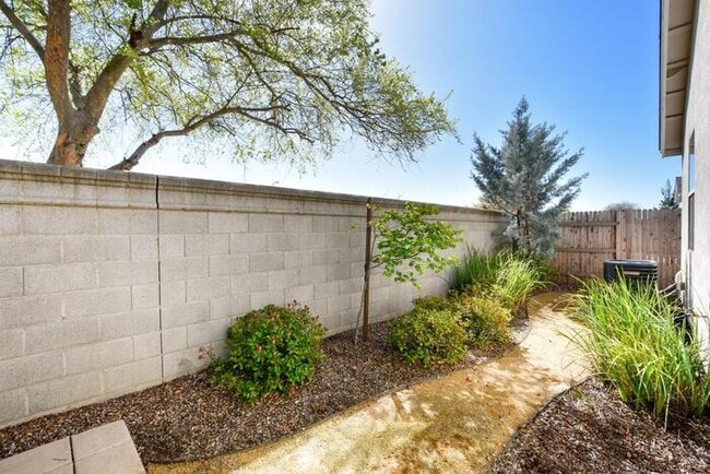 Building Photo - Beautiful Former Model Home For Rent! All the upgrades!