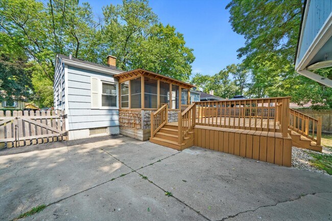 Building Photo - Charming Ranch-Style Home with New Windows...