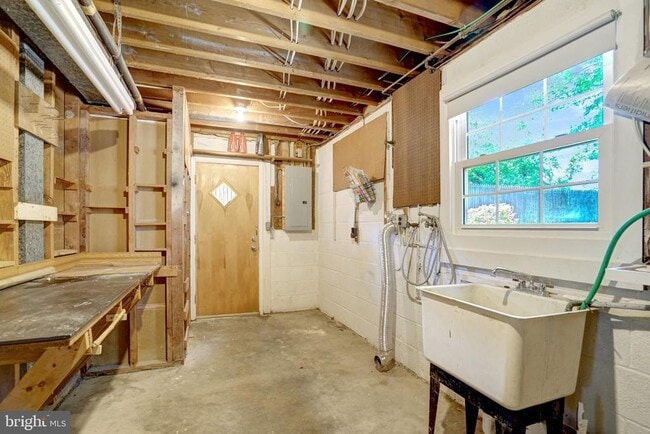 Building Photo - 8236 Governors Ct
