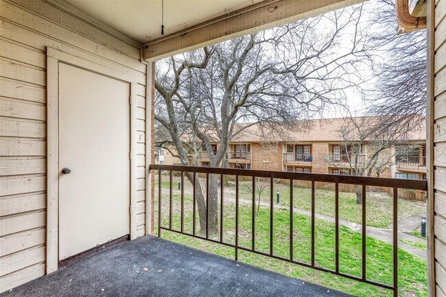 Building Photo - 16301 Ledgemont Ln