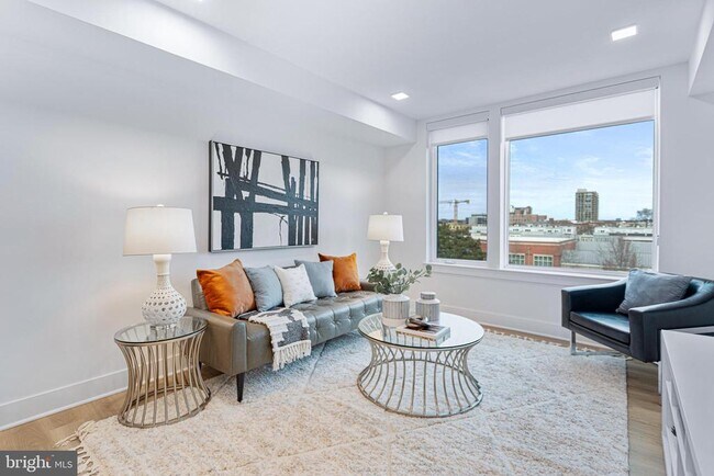 Building Photo - 701 N Henry St