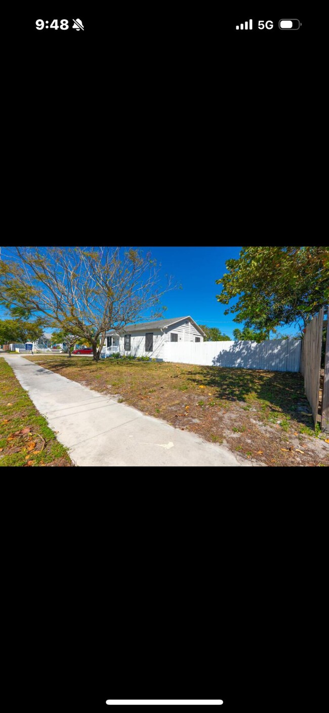 Building Photo - 5000 Lake Ave
