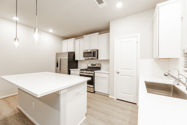 Building Photo - 31115 Mahogany Fir Trl