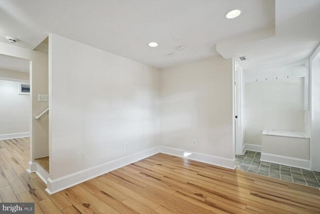 Building Photo - 313 E Mason Ave