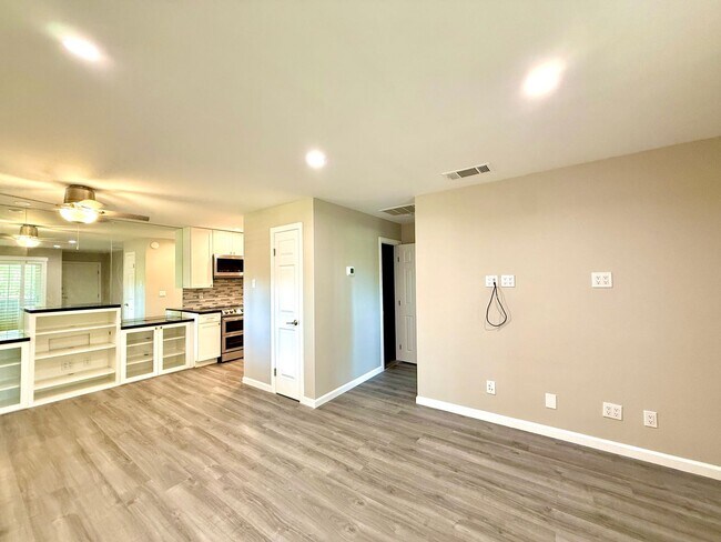 Building Photo - 685 N Ashurst Ct