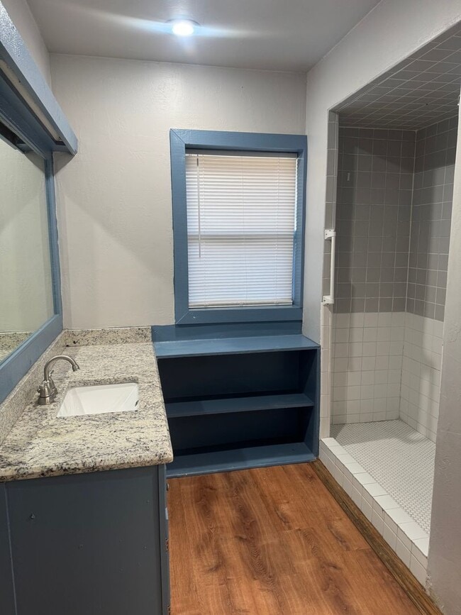 Building Photo - Adorable 2/1 !!! walking distance to the e...