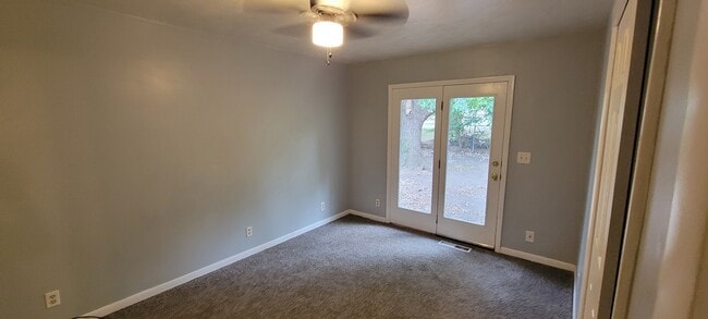 Building Photo - 905 W 24th St