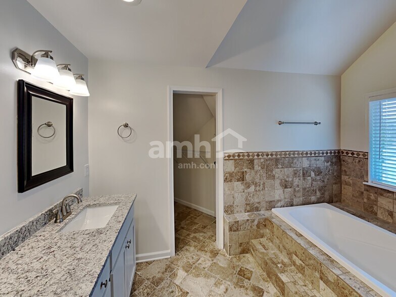 Building Photo - 651 Crescent Rd