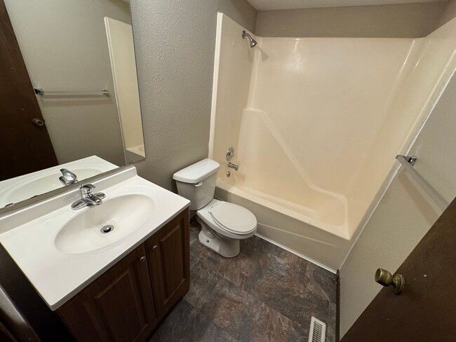 Building Photo - Updated 2 bedroom 1.5 bath Townhome in a g...