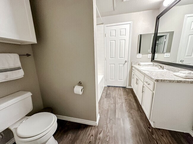 Building Photo - 6225 Saratoga Blvd