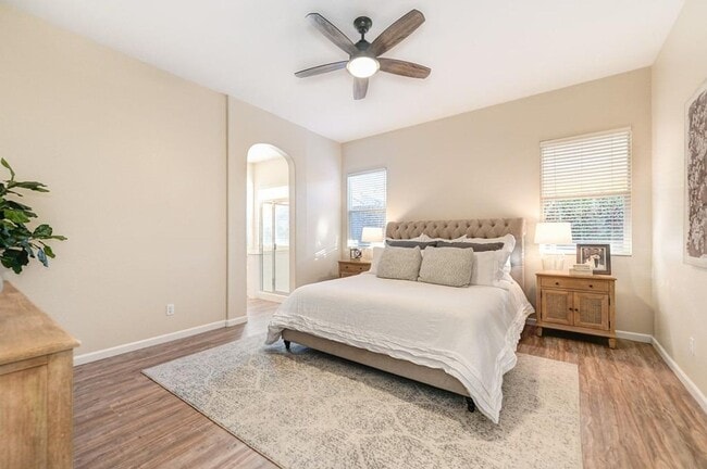 Building Photo - Gorgeous Roseville 4 Bedroom