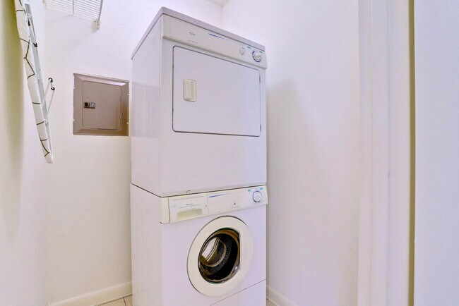 Building Photo - 1600 S Eads St