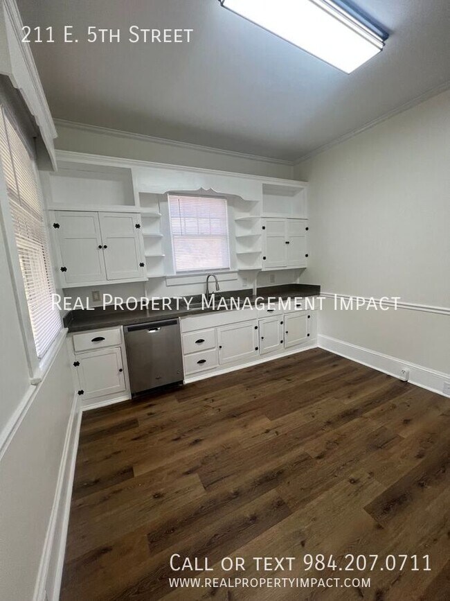 Building Photo - 211 E 5th St