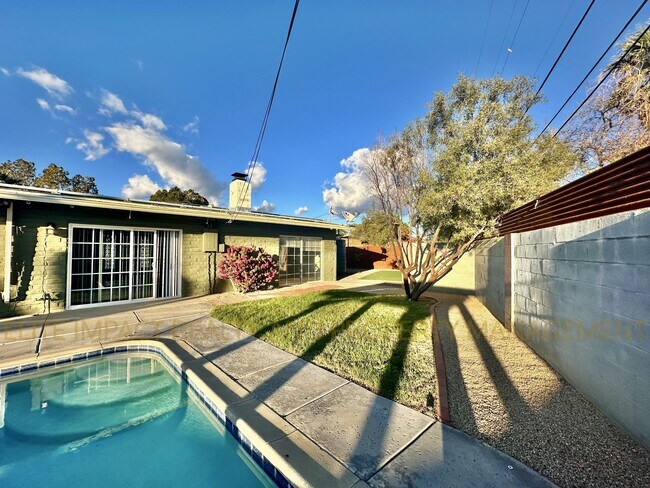 Building Photo - 8338 E Julia St