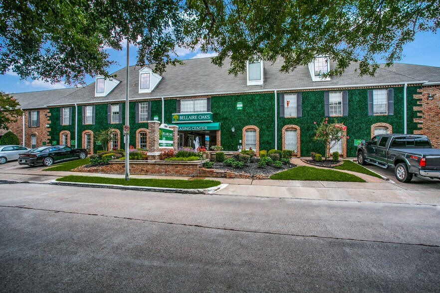 Bellaire Oaks Apartments 8900 Chimney Rock Rd Houston TX 77096