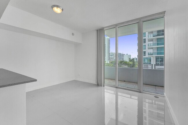 Building Photo - 1 bedroom and 1 bath condo located east side of Biscayne Blvd Miami Florida