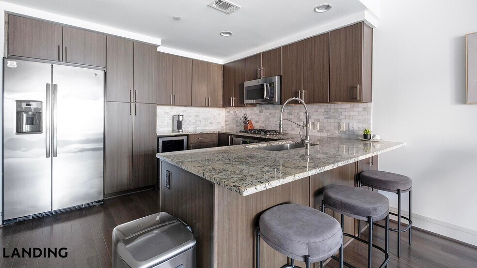 Building Photo - 777 Preston St