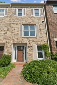 Building Photo - Wonderful, 4 level Arlington Brick townhome!