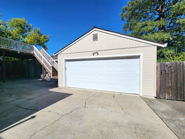 Building Photo - Charming 2 Bedroom, 2 Bathroom Home in Redwood City