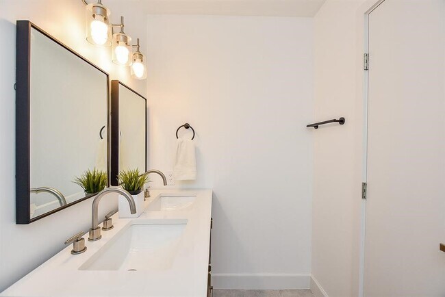 Building Photo - 357 N Post Oak Ln