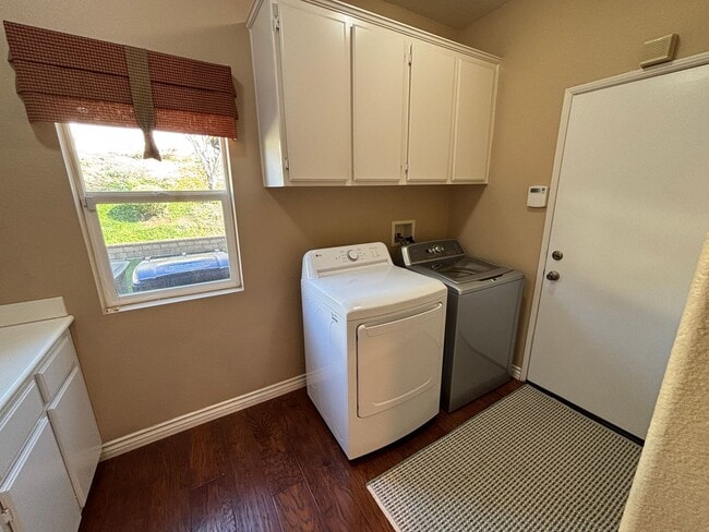 Building Photo - Gorgeous and spacious 5 bedroom FURNISHED home in Canyon Crest for rent!