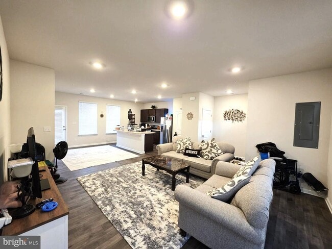 Building Photo - 407 Stream Valley Ct